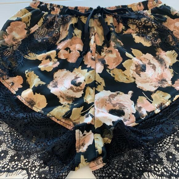 Paper crane Floral Lace Shorts Size Medium - Picture 2 of 9